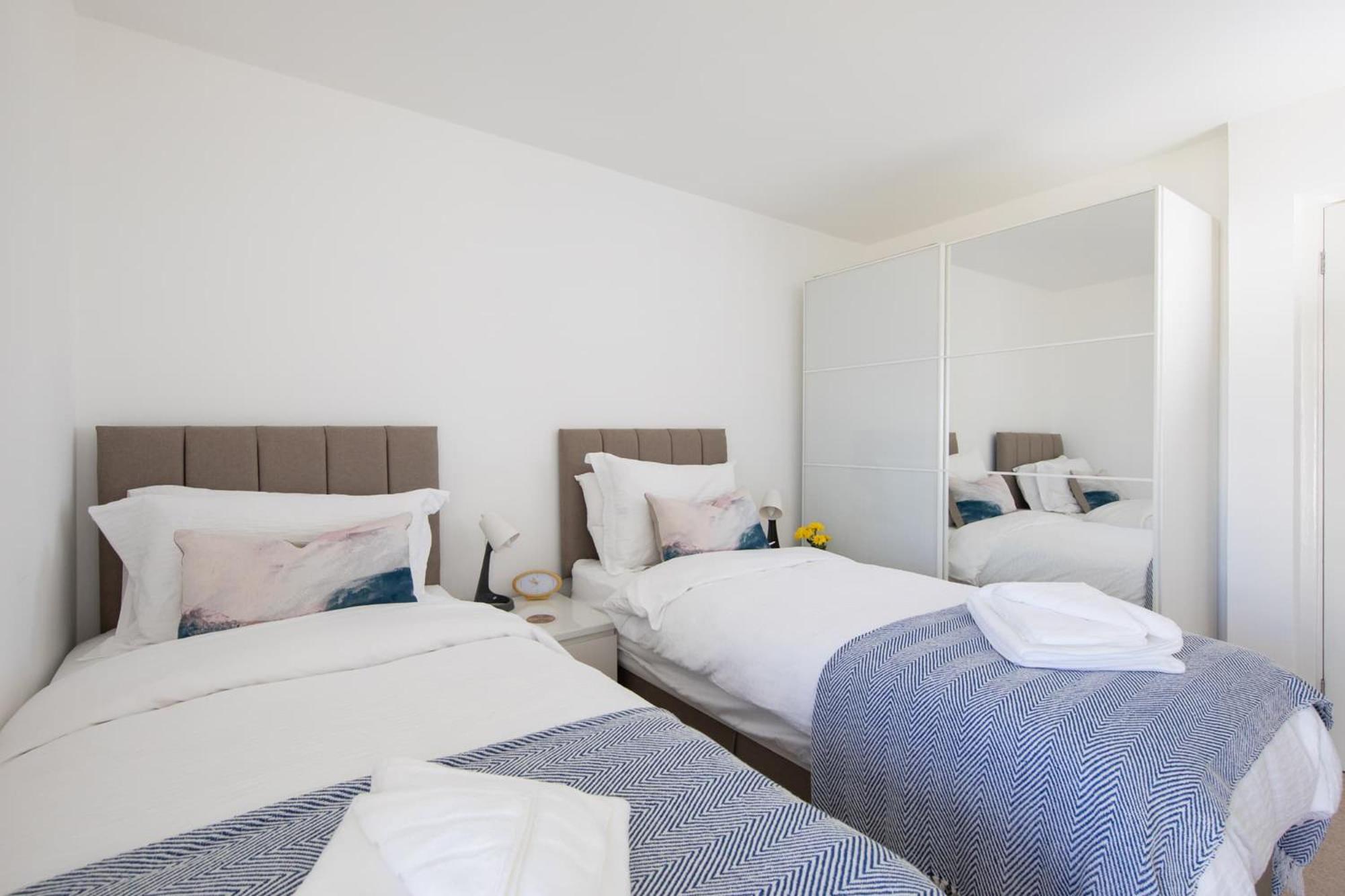 High-End Beachfront Getaway Sea View King Bed East Wittering Luaran gambar
